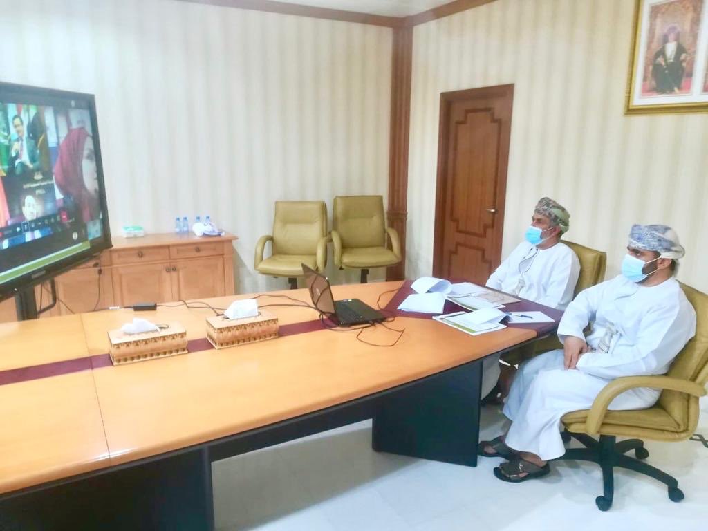omanmocs's tweet photo. شاركت السلطنة ممثلة في وزارة الخدمة المدنية في الندوة التفاعلية التي عقدتها المنظمة العربية للتنمية الإدارية عن بعد بعنوان "التوظيف على أساس المهارات وليس الشهادات الجامعية".. يتبع https://t.co/7Nr5wC8MGz