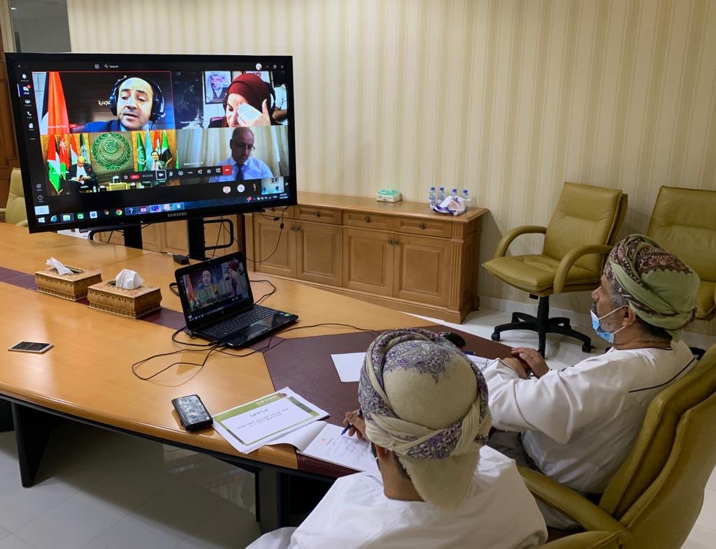 omanmocs's tweet photo. شاركت السلطنة ممثلة في وزارة الخدمة المدنية في الندوة التفاعلية التي عقدتها المنظمة العربية للتنمية الإدارية عن بعد بعنوان "التوظيف على أساس المهارات وليس الشهادات الجامعية".. يتبع https://t.co/7Nr5wC8MGz