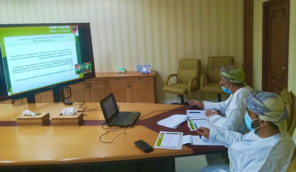 omanmocs's tweet photo. وقام كلاً من الشيخ خلفان بن ناصر الوهيبي مدير عام المراجع�� والمتابعة الإدارية المكلف بأعمال وكيل الوزارة لشؤون الخدمة المدنية والشيخ سعود بن حمد آل حمودة مدير عام التوظيف بتقديم عرض مرئي حول الموضوع .. يتبع https://t.co/JdM19tfZV8