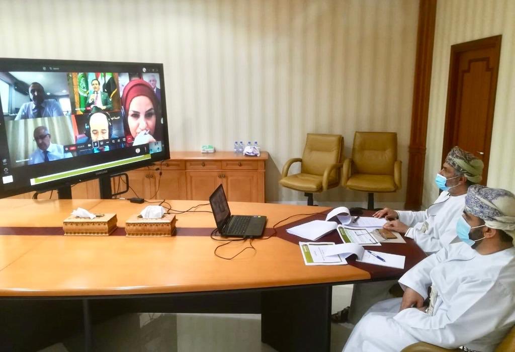 omanmocs's tweet photo. وقام كلاً من الشيخ خلفان بن ناصر الوهيبي مدير عام المراجع�� والمتابعة الإدارية المكلف بأعمال وكيل الوزارة لشؤون الخدمة المدنية والشيخ سعود بن حمد آل حمودة مدير عام التوظيف بتقديم عرض مرئي حول الموضوع .. يتبع https://t.co/JdM19tfZV8