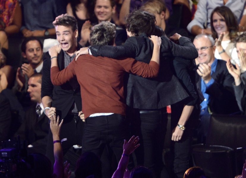 1D_updates_20's tweet photo. When One Direction Finally Announce Something More Than a Bio Change and Layout 

#onedirection10years #10YearsOfOneDirection #OneDirection #harrystyles #LouisTomlinson #LiamPayne #NiallHoran #ZaynMalik https://t.co/r8cUwMPJM3