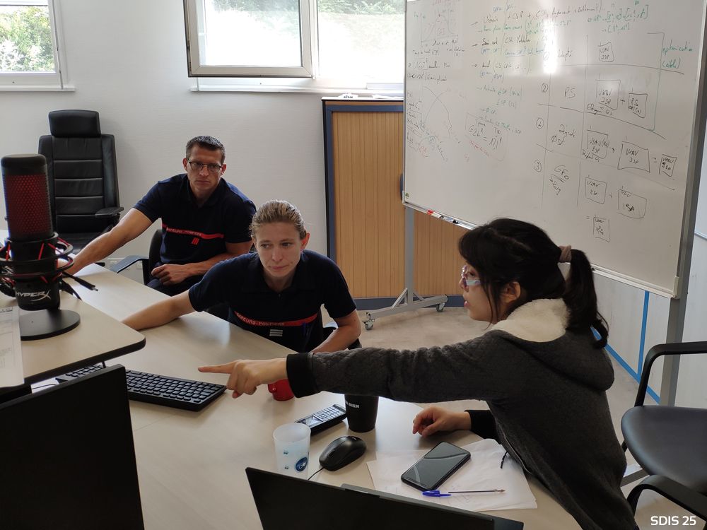 sdis25's tweet photo. Mercredi 22 juillet. Réunion de travail estivale sur un projet de #Prediction des interventions des sapeurs-pompiers du Doubs. Une doctorante en #IntelligenceArtificielle à la manœuvre avec le Groupement opérations #predictops #innovation https://t.co/Z18eETGm8k
