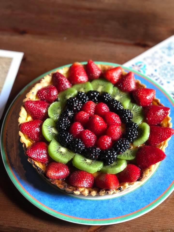 GrupTravi's tweet photo. Tarta de frutos rojos y kiwi con crema, siempre hechos en casa!!
¿A quién le apetece un trocito? 🍰👆
#cancortada #lespedresdelahistoria #gruptravi https://t.co/sRoHwuMEht