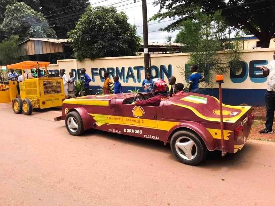 Badciss's tweet photo. #Recyclages
Daniel LEGOU, un ivoirien qui fabrique des engins roulants avec du matériel de récupération. 
Une passion qui peut donner vie à un grande aventure entrepreneuriale! https://t.co/hohI9CyrQs