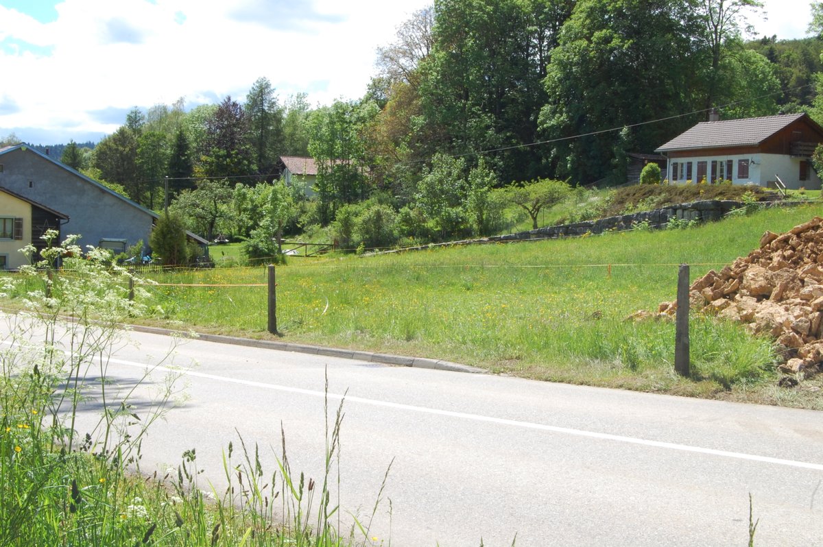 En 2019, plusieurs groupes de volontaires participants à des chantiers nature du Parc Chasseral ont rénové 46 mètres linéaires du mur en pierres sèches à l’entrée du Pâquier. © Parc Chasseral
