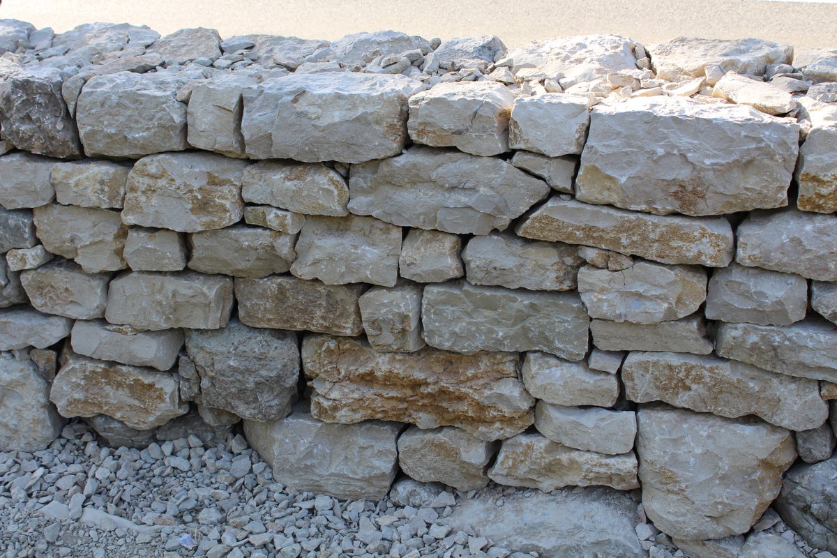 Le mur de pierres sèches au Pâquier