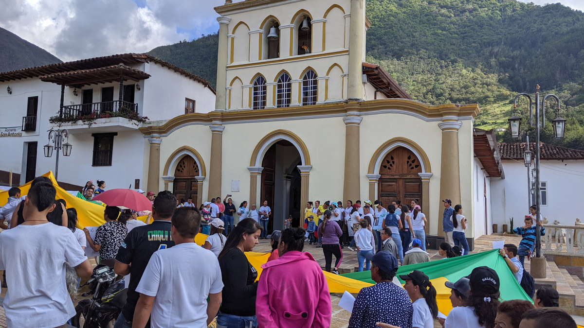 The  #ISDS disputes are multi-dimensional, not binary between investors & states. Investment law scholar  @nicolasmperrone suggests that communities that have a lot at stake have remained almost invisible to the international investment regime. 10/