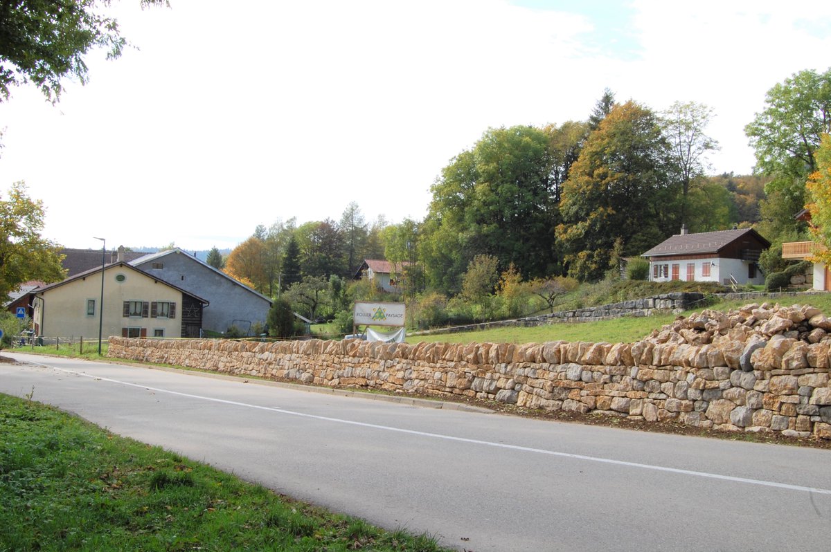 En 2019, plusieurs groupes de volontaires participants à des chantiers nature du Parc Chasseral ont rénové 46 mètres linéaires du mur en pierres sèches à l’entrée du Pâquier. © Parc Chasseral