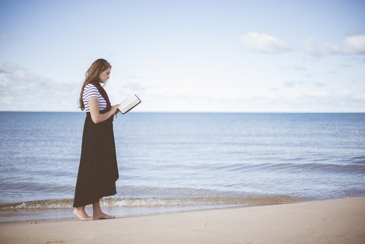 Celebremos hoy el #DíadelLibro, ese que el virus nos robó el pasado 23 de abril.
Disfrutemos de la lectura y las librerías, volvamos a ellas, perdámonos en una historia, enamorémonos de personajes, vivamos tramas que nos quiten la respiración. 
#FelizDíadelLibro