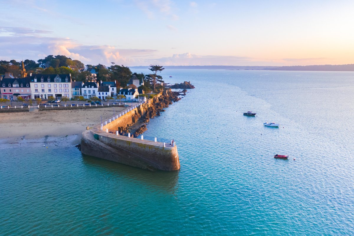 "On vient en Bretagne pour les paysages, on y reste pour ses couleurs ! 🌈
Bienvenue à #Locquirec en Baie de Morlaix ! 🤩💙 #baiedemorlaix #depaysezvousenbretagne #cetetejevisitelafrance 📷@ThibaultPoriel