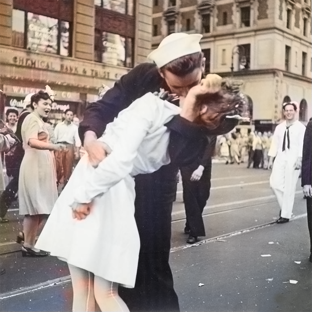 Kissing the war goodbye. Tomorrow, join with <a href="/SSAFA/">SSAFA</a> in commemorating 75 years since the end of the conflict in the Far East, which brought #WW2 to an end.
▸ ssaf.as/vjday75

Colourised from original photo taken by Victor Jorgensen in New York City, 14 Aug 1945. #VJDay75
