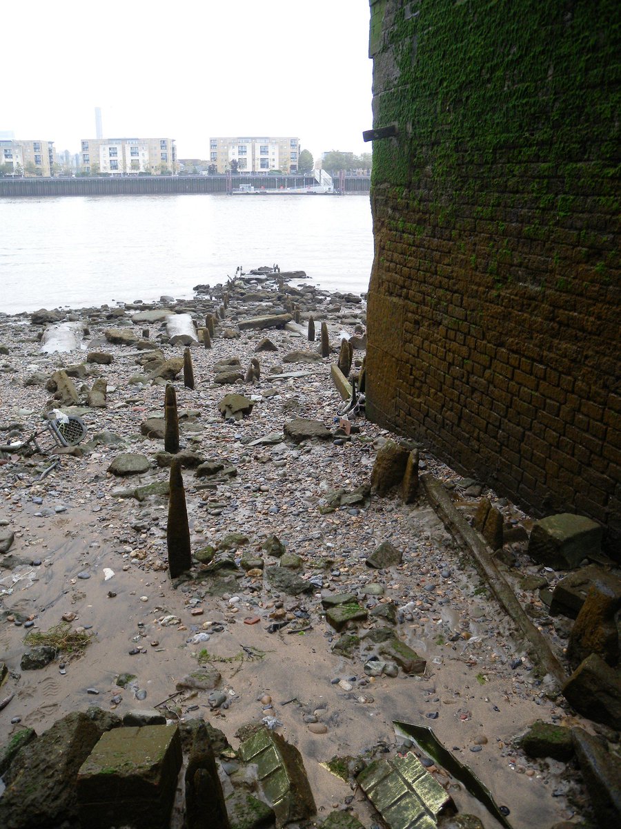 As we descend the steps we can see the remains of the river stairs here. Among the notable travellers who may have arrived here was Samuel Pepys, whose work at the Navy Office brought him to Deptford on official business many times.  #LockdownLowTide