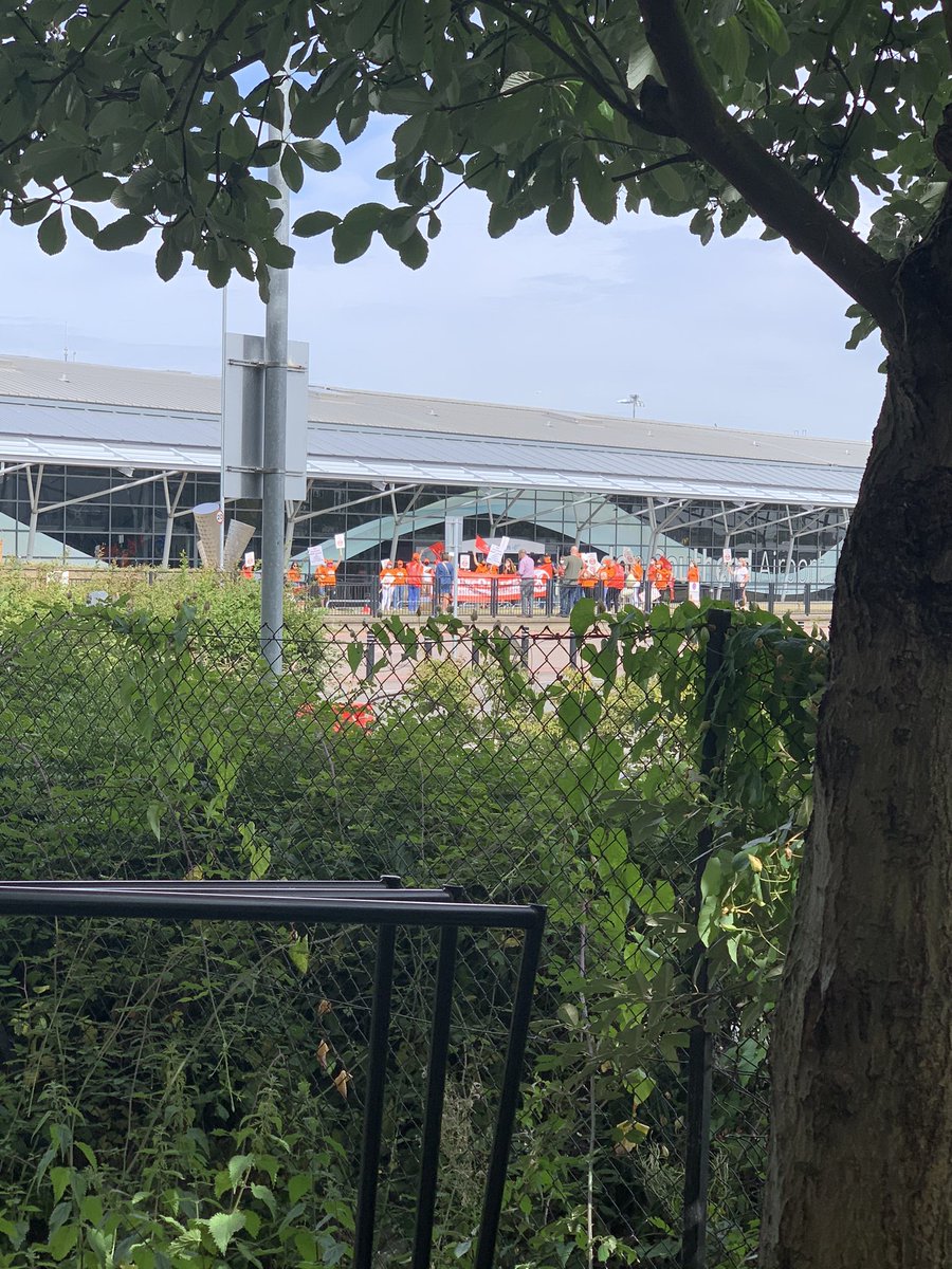 DannyGriffiths1's tweet photo. Go on the EasyJet crew based at Southend airport! Protesting to save their jobs & keep EasyJet’s base at @SouthendAirport The @easyJet staff based at Southend airport are always friendly & so helpful! #EasyJet #Southend #SouthendAirport #SouthendBasedCrew #SaveTheirJobs https://t.co/Pbyo8D3p5y