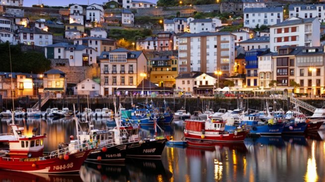 ChusElPato's tweet photo. Santorini is OK, but... Have you ever tryed Luarca? https://t.co/xvSIwoU4yC