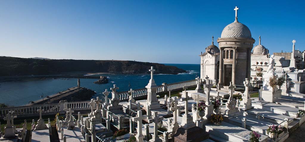 ChusElPato's tweet photo. Santorini is OK, but... Have you ever tryed Luarca? https://t.co/xvSIwoU4yC
