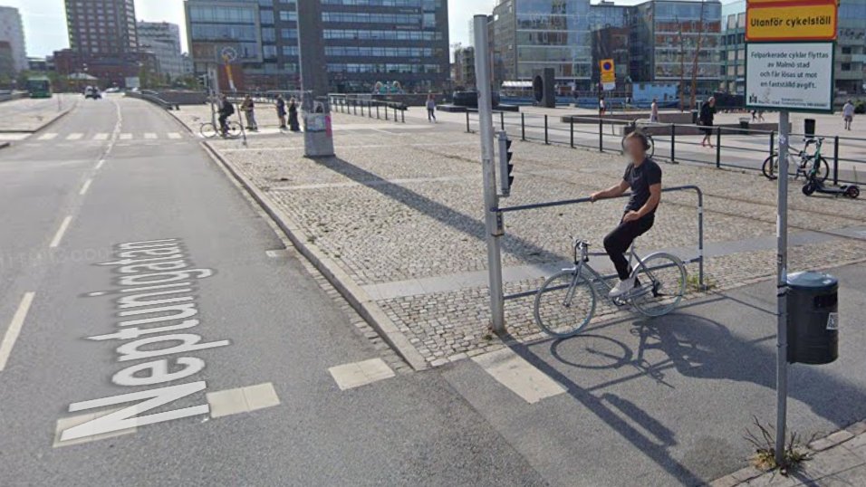 MellePotopov's tweet photo. @florian_bonet D'ailleurs, à Malmö il existe plein de petites infrastructures qui facilitent la vie des cyclistes comme les barrières pour se poser aux feux rouges. C'est tout simple mais ça change la vie ! https://t.co/GxSroYBKTA