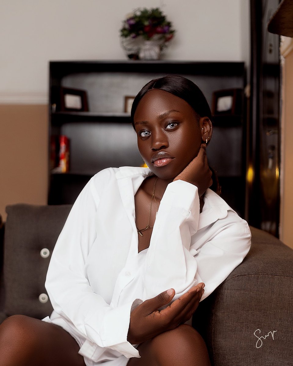 ileola_k's tweet photo. Indoor Series with melanin beauty @Irregularsmall1
shot inspired by @FabolousBanji
1/2000
f2.0
ISO 100
35mm
Photography: @ileola_k
Assist: @jewel_shot_it
#tuesday #portrait #beautyportrait #melanin #nikon #indoor #friday #lagosphotographer #lagos #godox #swyz https://t.co/oIwyjI3IwI