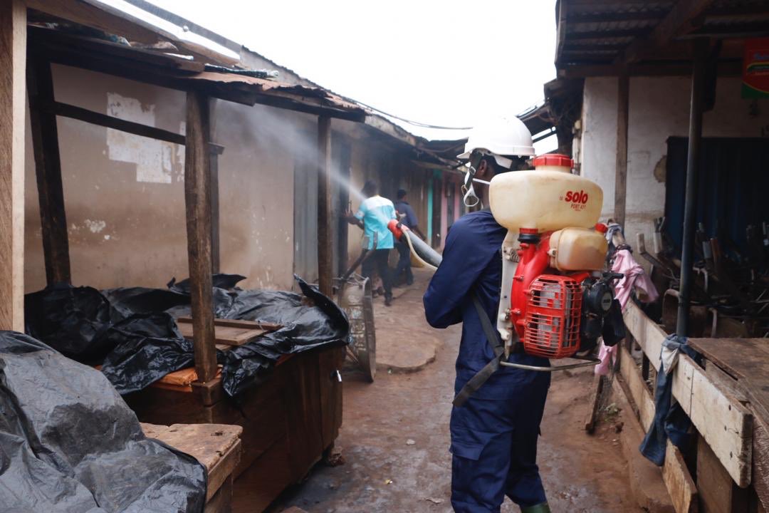 ZoomlionLtd's tweet photo. Mass disinfection of markets and lorry stations has began in the Ahafo Region. #ZoomlionDisinfects https://t.co/fnActLt4Yf