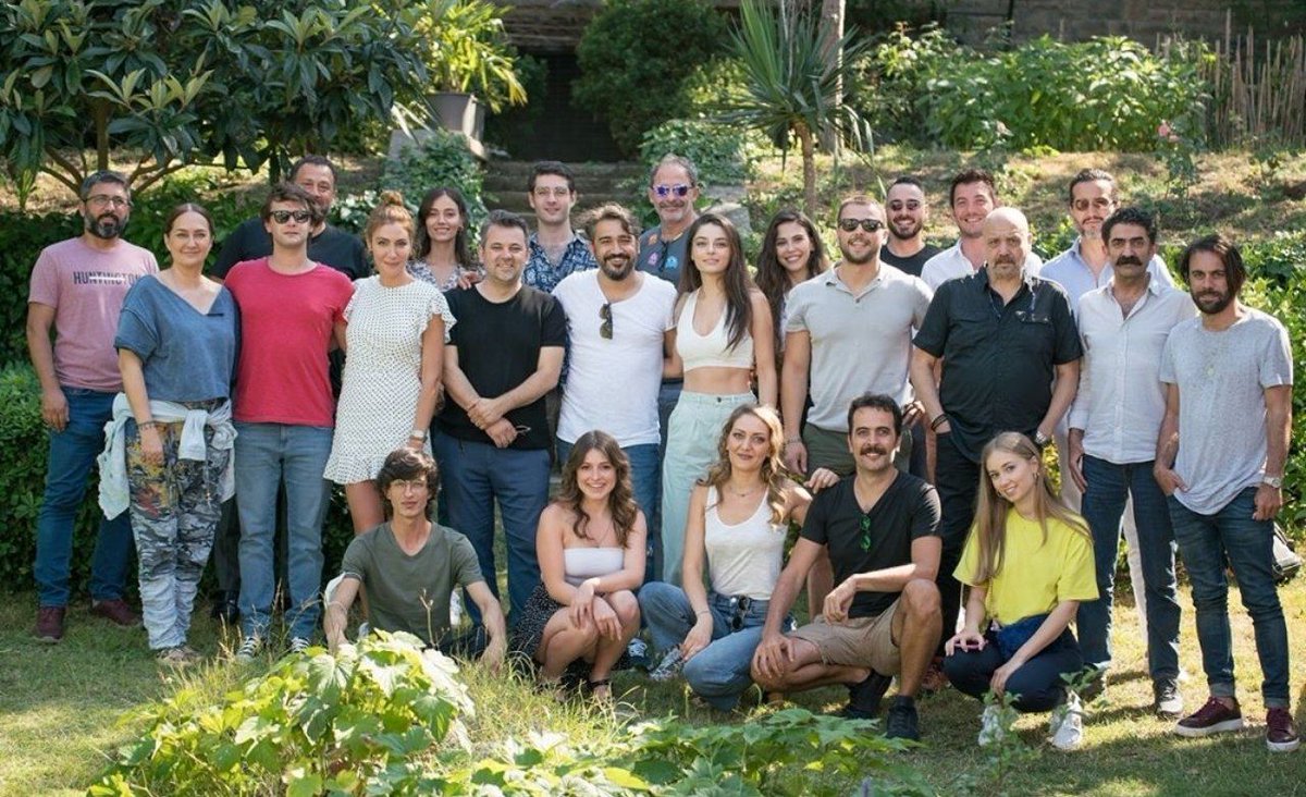 Turkishseriies1's tweet photo. أول اجتماع لكاست مسلسل الخطأ الذي من بطولة "ايشا توران" و "تولغا ساريتاش" 💛

#arıza https://t.co/Ao1yuEVPrZ