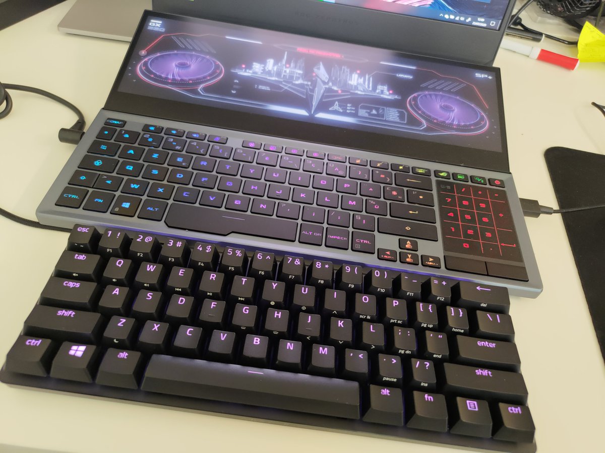 AnhPhanFr's tweet photo. Et bien ma foi, ce petit #RazerHuntsmanMini est bien kiffant et ne prend vraiment pas de place ! Pour l'instant testé avec COD et Doom Eternal ! Cette après-midi, je teste avec Word 🤪

Et on en parle de ce Zephyrus Duo ? https://t.co/lTm2Pj4rQM