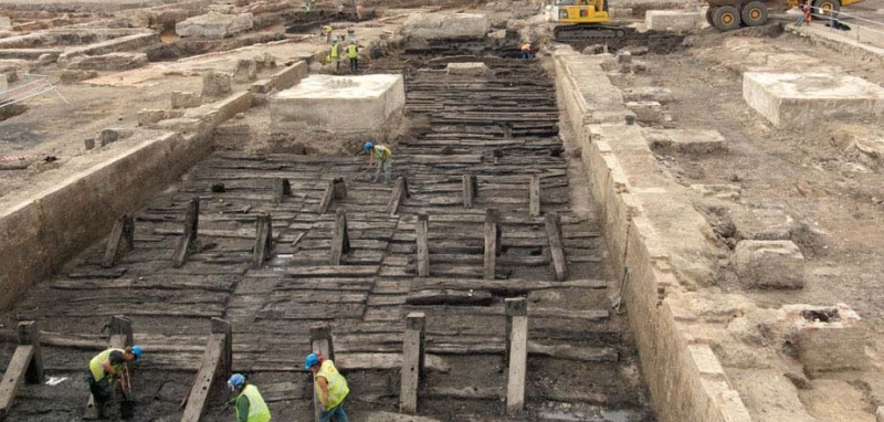 Our colleagues at  @MOLArchaeology have excavated the landward side, finding the remains of the Storehouse, basins and slipways that follow the line of those on the foreshore. The excavation also found the remains of John Evelyn’s home Sayes Court  #LockdownLowTide