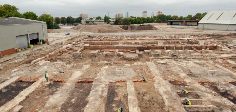 Our colleagues at  @MOLArchaeology have excavated the landward side, finding the remains of the Storehouse, basins and slipways that follow the line of those on the foreshore. The excavation also found the remains of John Evelyn’s home Sayes Court  #LockdownLowTide