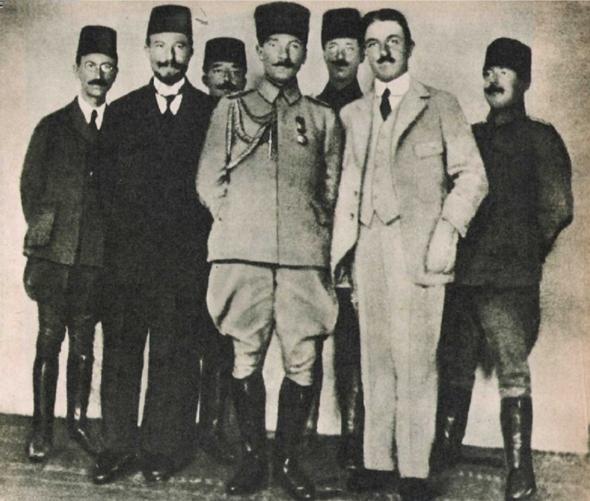 DeuTarihi's tweet photo. Milli egemenliğe sahip yeni bir Türk devletinin kuruluşunda çok önemli bir aşamayı oluşturan Erzurum Kongresi'nin 101. yıl dönümü kutlu olsun. #universitemDEU https://t.co/5CmG3aiy73