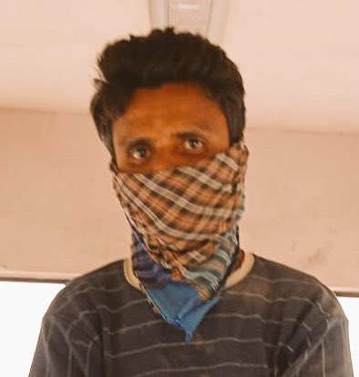 જિલ્લા મેજિસ્ટ્રેટશ્રી દ્વારા ગૌવંશની કતલ તથા હેરાફેરીના ગુન્હામાં સંડોવાયેલા ઈસમ મોસીન ઉર્ફે ઈમુ ઉસ્માનભાઈ કાલવા રહે. ચિતલવાળાને પાસા તળે લાજપોર મધ્યસ્થ જેલ ખાતે ધકેલાયો

અમરેલી SOG દ્વારા ગૌવંશની કતલ જેવી પ્રવૃતિ કરતા ઈસમ સામે પાસાની કાર્યવાહી કરેલ. <a href="/CollectorAmr/">Collector & DM Amreli</a> @AddlCP_ABAD