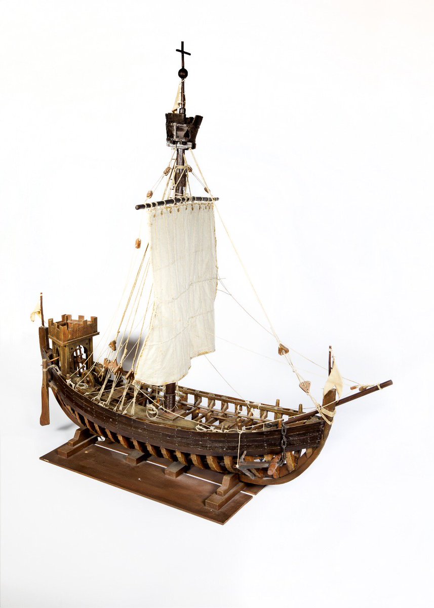 MuseosCant's tweet photo. Continuamos surcando los mares: esta maqueta es una fiel representación de una Nao cantábrica del siglo XIII.
La importancia de estos elementos para la navegación cambiaría la construcción naval, permitiendo viajar por mares más lejanos con mayor seguridad.
#MuseoMarítimo https://t.co/u4iS7JpHmt