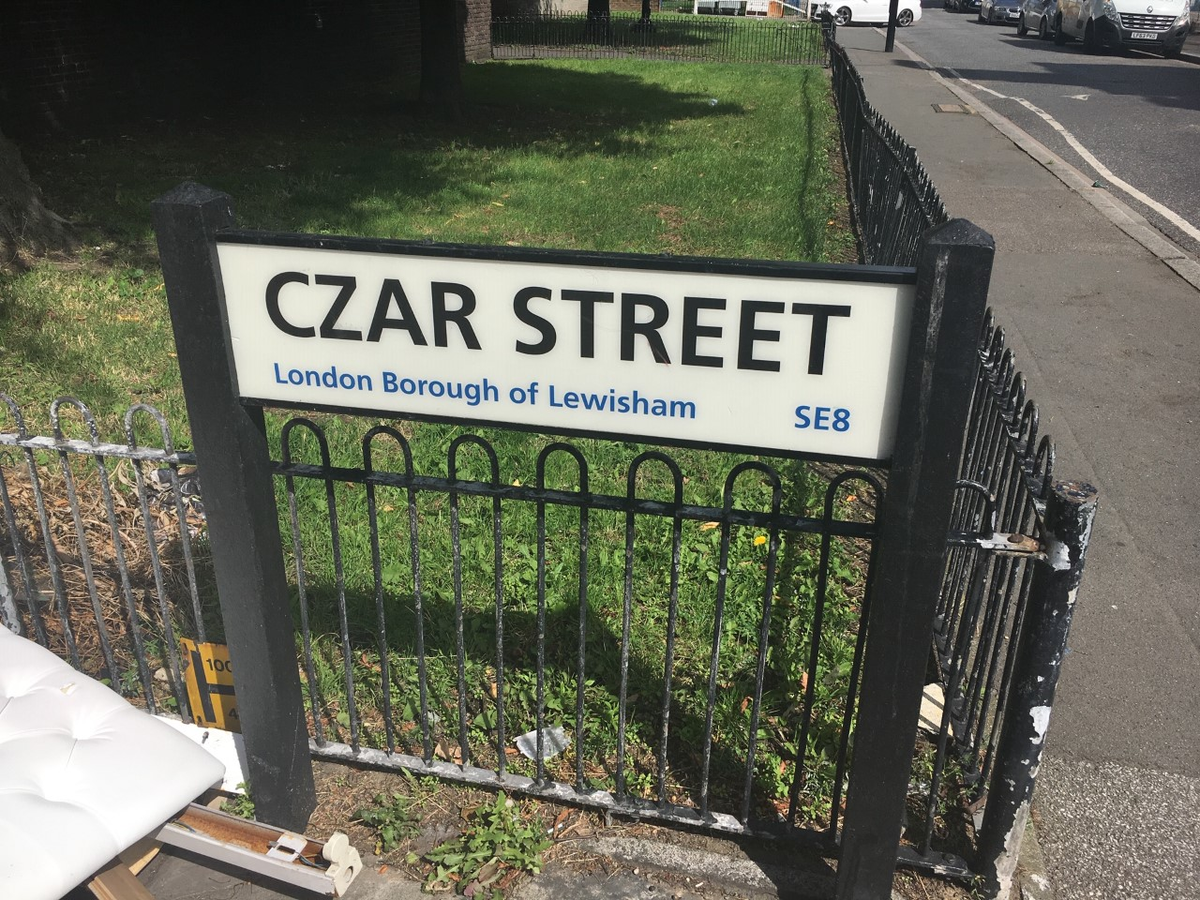 Sayes Court was used by Peter the Great when he visited Britain to learn about shipbuilding, he famously trashed the house and knocked a hole in the wall to better access the dockyard. His visit is remembered by a statue by Deptford Creek and a street name.  #LockdownLowTide