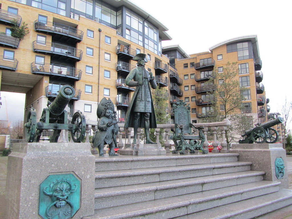 Sayes Court was used by Peter the Great when he visited Britain to learn about shipbuilding, he famously trashed the house and knocked a hole in the wall to better access the dockyard. His visit is remembered by a statue by Deptford Creek and a street name.  #LockdownLowTide