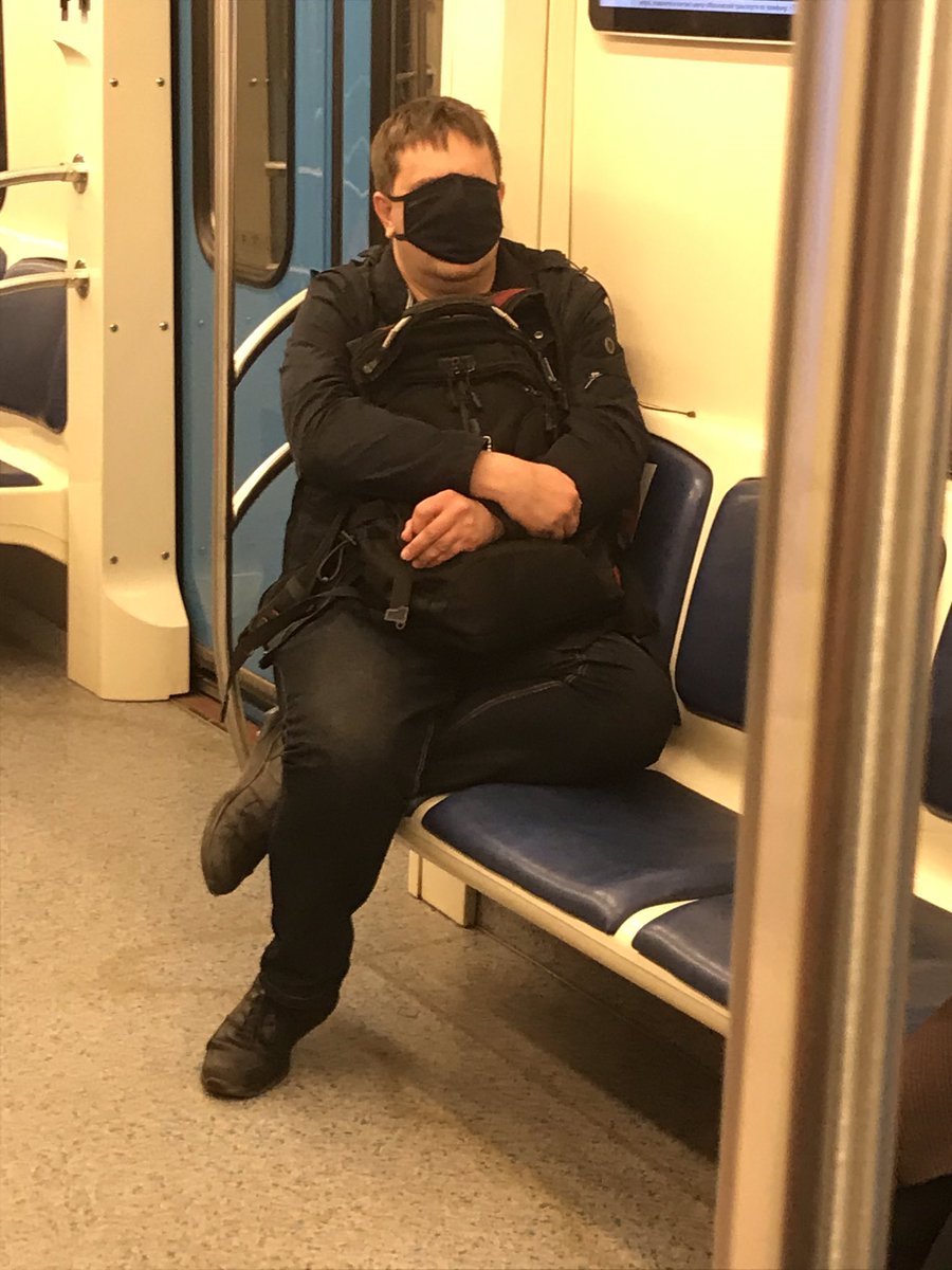 antonb_ru's tweet photo. Стоило поехать сегодня на метро, чтобы открыть для себя один неочевидный способ использовать маску https://t.co/eBdiqiPVxt
