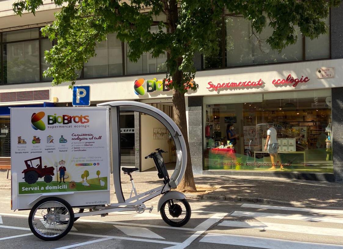 evoloelproex's tweet photo. En el supermercado ecológico BioBrots en Girona ya disfrutan de este Z1 para hacer el reparto a domicilio #GenteEVOLO https://t.co/ZwgOgMjK5t