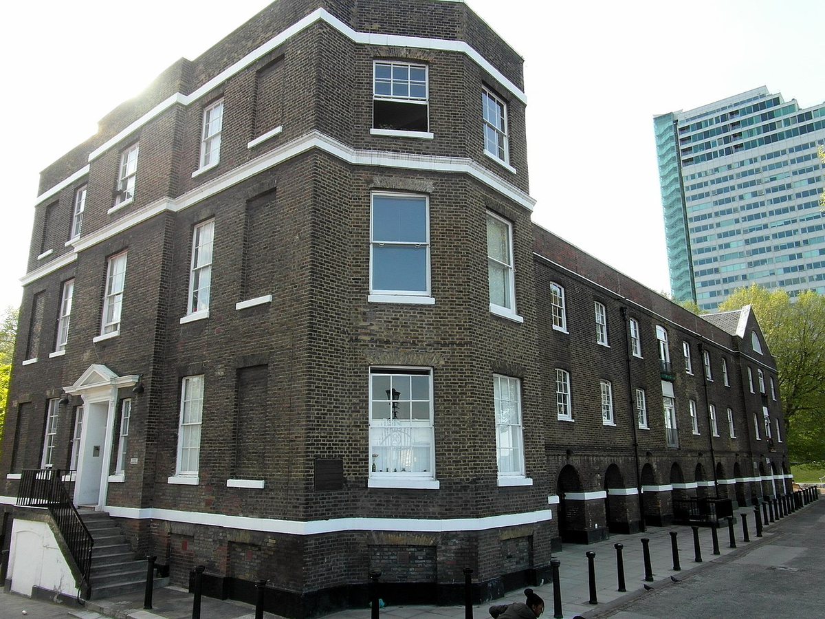 Just to the north of the dockyard is the Victualling Yard, which had a presence in Deptford as early as the 1660s. The surviving buildings date from the 1770s and by the 1780s Deptford was the centre of the Navy’s victualling operations from the 1780s.  #LockdownLowTide