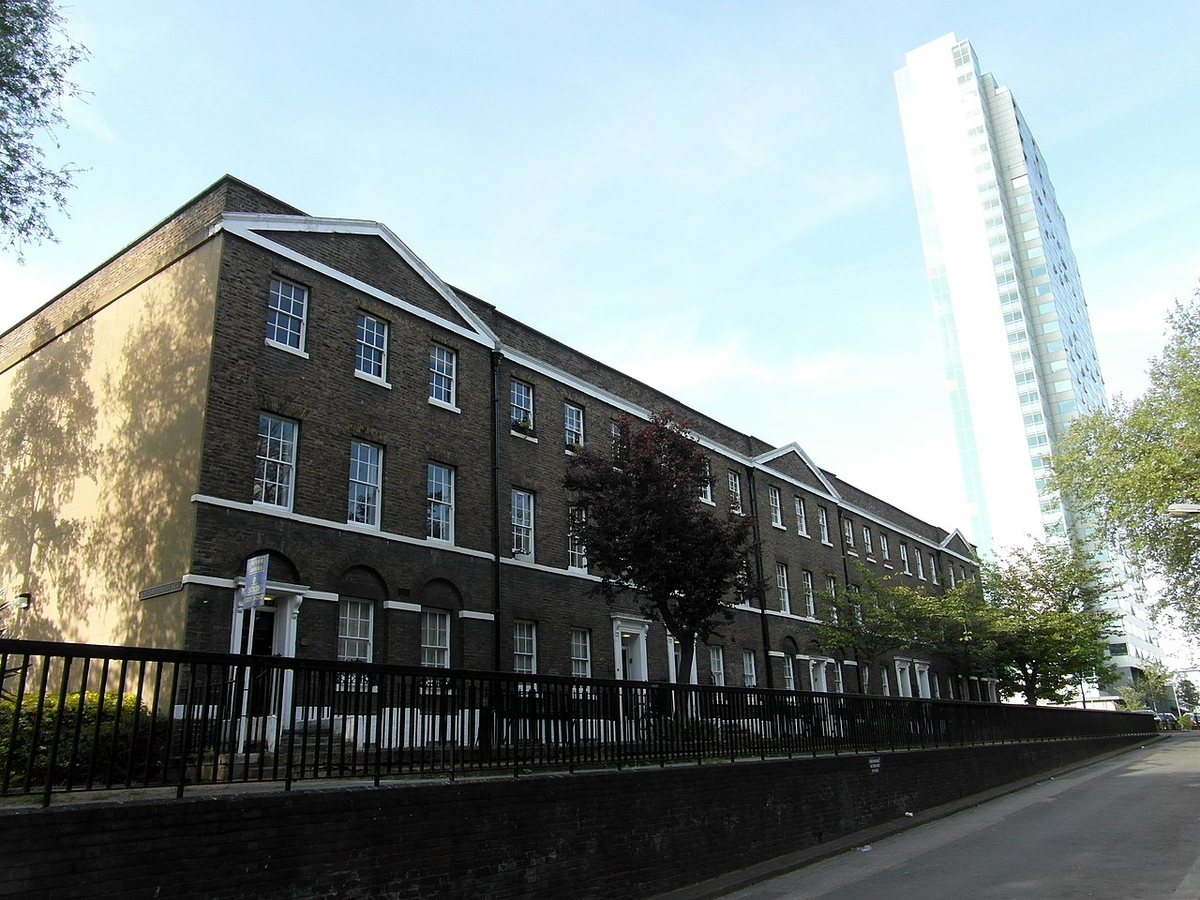 Just to the north of the dockyard is the Victualling Yard, which had a presence in Deptford as early as the 1660s. The surviving buildings date from the 1770s and by the 1780s Deptford was the centre of the Navy’s victualling operations from the 1780s.  #LockdownLowTide