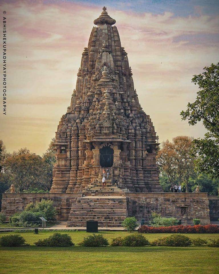 A front view of the Kandariya Mahadev Mandir at  #Khajuraho in Madhya Pradesh state of BHARAT (India)Looks like a crown that Shambhu would wear. Majestic.।। हर हर महादेव ।। 