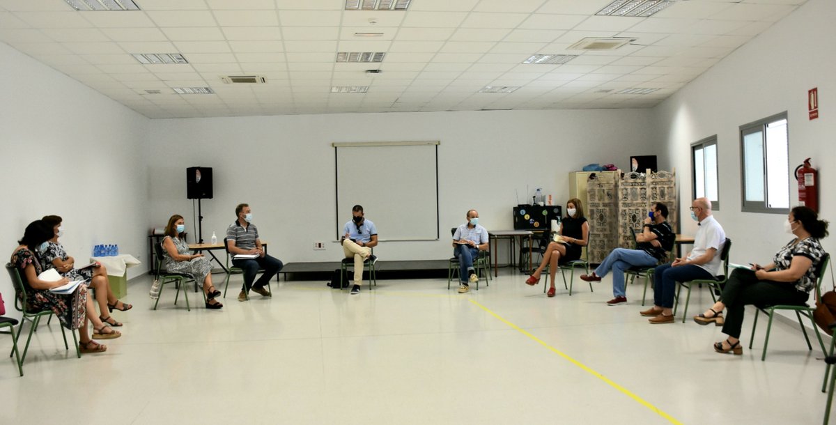 AytoArchena's tweet photo. El Ayuntamiento #Archena realizará test #COVID-19 a todos los profesores y empleados de los centros docentes del municipio.
La Alcaldesa acuerda un protocolo de seguridad junto a los directores de los centros educativos para garantizar un inicio del nuevo #curso #escolar seguro https://t.co/SUUVoMTCED