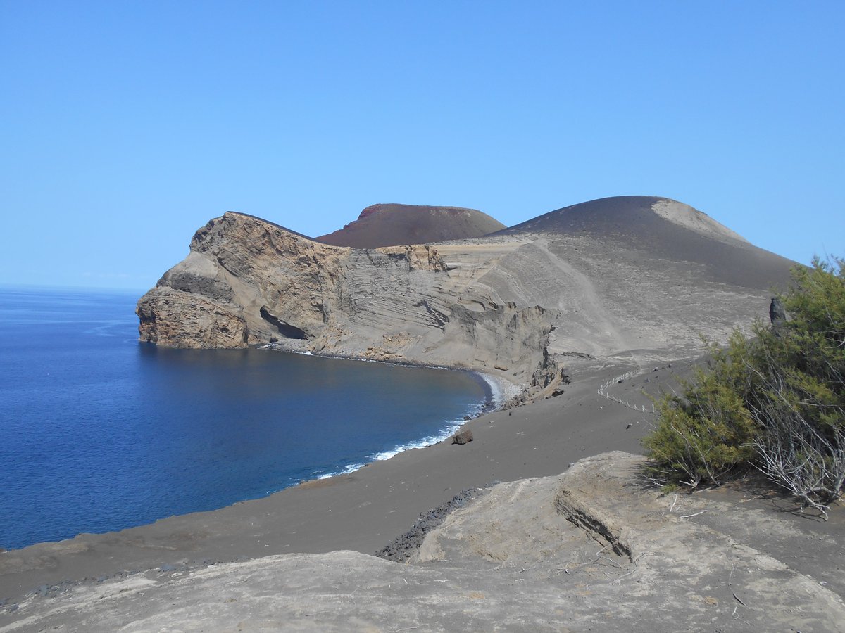 PauloBo44087717's tweet photo. Vulcão dos Capelinhos, ilha do Faial (Açores- Portugal), Erupções surtseiana e estromboliana, 1957-1958.
#eruption #volcano #Capelinhos #volcanicislands #azores #Portugal #surtseyan #strombolian #pyroclast #oceanicislands #geology #volcanology https://t.co/HtD8hBbkA5