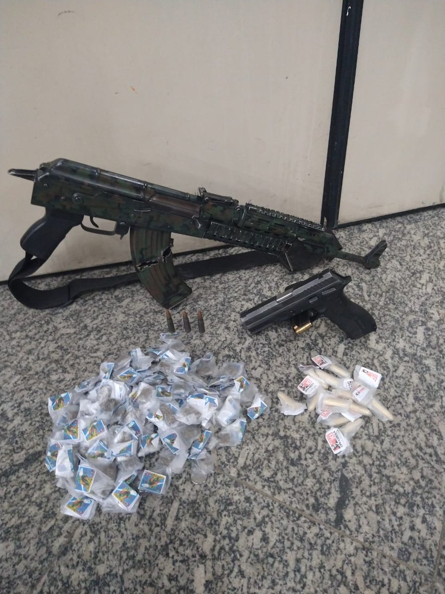 conectadooooo's tweet photo. Após roubos praticados por criminosos na BR-101 (altura de São Gonçalo), o #7BPM realizou, nesta manhã, uma ação na comunidade da Viúva, que culminou na apreensão de um #Fuzil AK-47 e pistola cal. 9mm.
Três criminosos ficaram feridos após confronto armado e não resistiram. https://t.co/lr3pKw3YiV