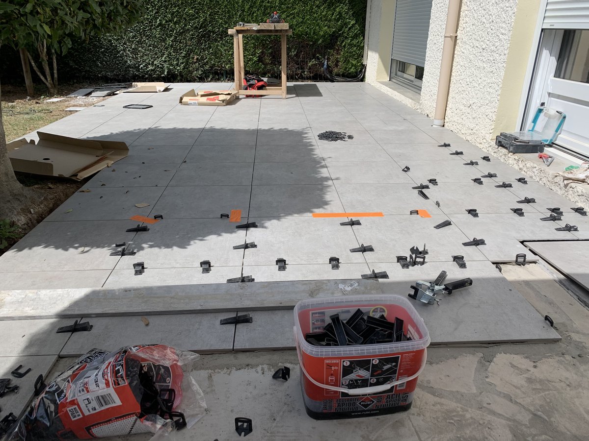Aujourd’hui, c’est chantier de rénovation d’une #terrasse en #carrelage dans le Val d’Oise avec la société Realiservostravaux.fr ! 🚧
Il fait chaud, mais on assure ! ☀️
#Bâtiment #Chantier #Rénovation