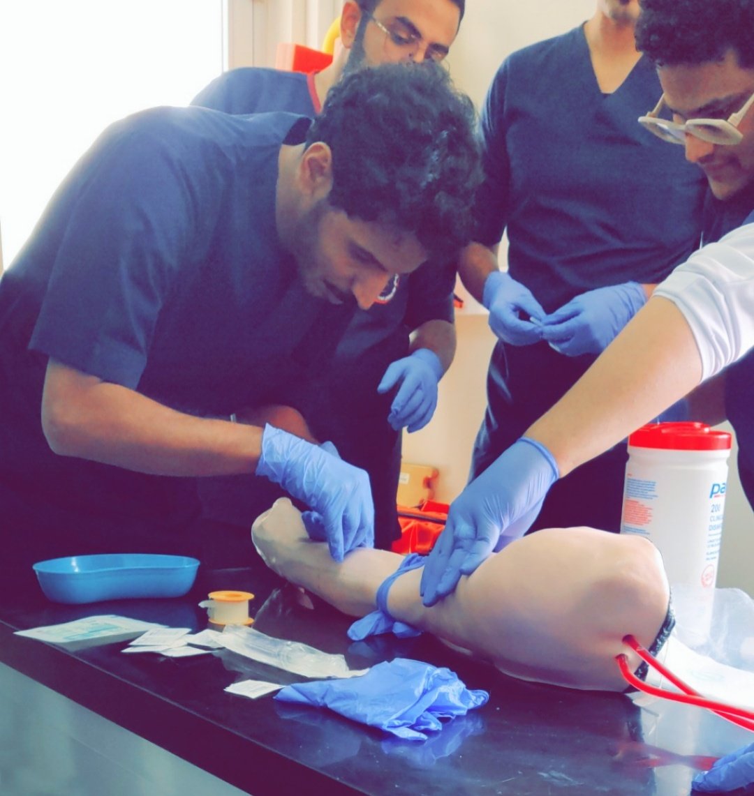 Aaljamaan7's tweet photo. اليوم حصاد مشروع (برنامج تأهيل خريجي فني اسعاف وطب الطوارئ) بعد اكثر من سنه و ٧ شهور اعداد وتتفيذ من الصفر.
اشكر لكل من وقف وساعد وساهم.
واشكر اي طالب تفانى واظهر كل تقدير واهتمام للفرصة اللي بين يديه واجتهد. دعواتي للمجتازين للدفعتين بأن يجعلها بداية خير ورزق وتوفيق وسعادة يارب. https://t.co/bq4L4lOGX5