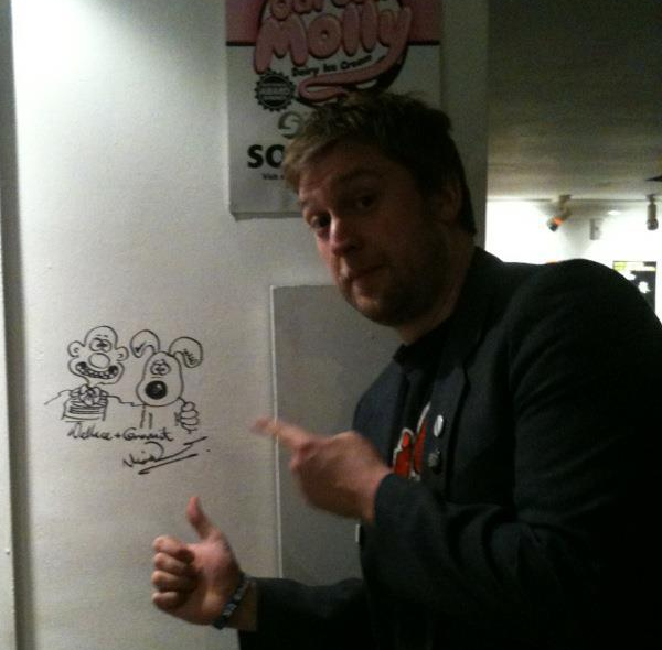 TheLanternSheff's tweet photo. Have you ever noticed that little drawing of Wallace and Gromit in the bar. Yes, Nick Park himself drew it for us during a visit. #lanternsheff #memories https://t.co/NsX21m3Hrm
