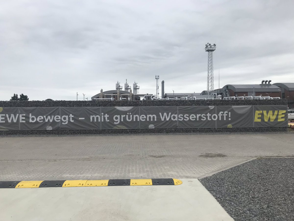 ChrBloemer's tweet photo. Seit heute erzeugt @EWE_AG erstmalig grünen #Wasserstoff im #Nordwesten! Minister @althusmann besuchte unseren Gasspeicher in Huntorf. Mit dabei: @faun_co #bjoernthuemler @news_nowgmbh @NinaKallmeier @LisaBoekhoff @oeins @NDRnds @nwzonline @DohlerStefan @NdsLandesReg https://t.co/q16PQWyalX