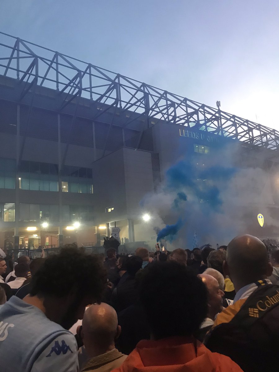 chrishill247's tweet photo. @greavesy_12 Pure Class 🔵🟡⚪️ The atmosphere was electric 💙💛🤍 https://t.co/XOxXvvhlSy