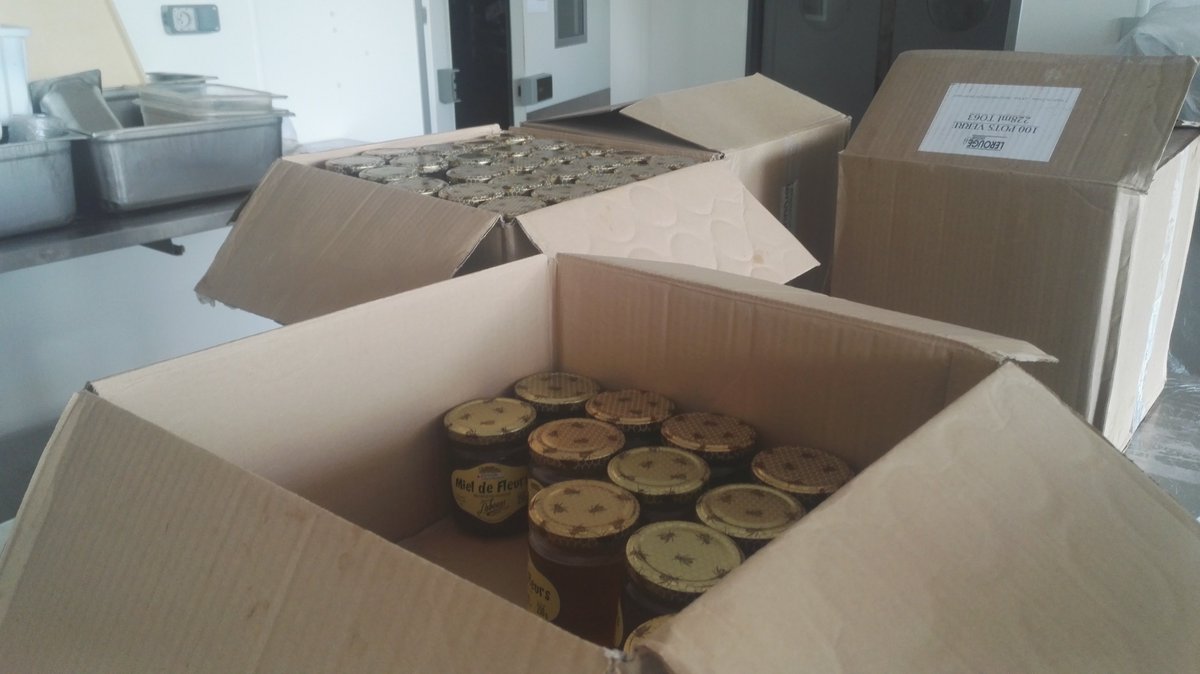 rsudd_UPN's tweet photo. Et voilà ! 140 kg de miel du rucher de l'@UParisNanterre sont prêts pour être dégustés 🍯 Un grand merci à @VilleNanterre, @CrousVersailles, association Labeess, sans oublier nos abeilles  🐝 https://t.co/5LSs1T0xhx