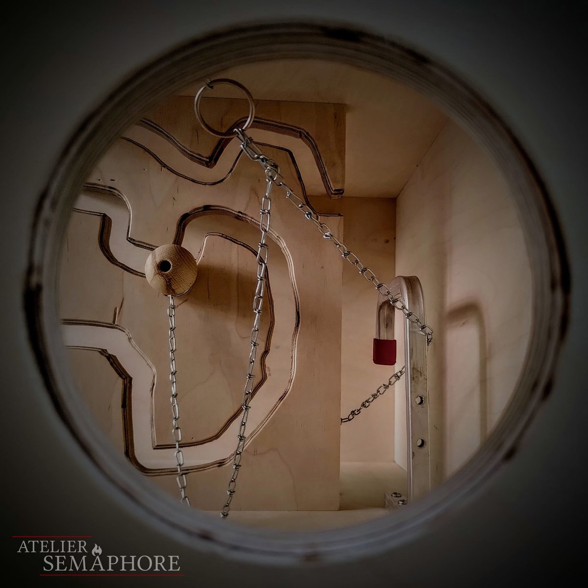 Le_Semaphore's tweet photo. 👻⛓ « Un spectre en prison » prend forme ! On vous laisse guigner par le trou de la serrure avant de découvrir l'entier de cette escape room au Château de Nyon en septembre 😁!

#SpectreEnPrison #EscapeRoom #EscapeGame #EscapeRoomAdo #JeunesAdultes #Nyon #médiation https://t.co/o0Ojni6eoC