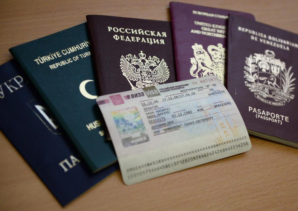 Российский союз туриндустрии предлагает открыть консульства России за рубежом для приема документов от иностранных граждан, желающих посетить нашу страну, еще до восстановления международного авиасообщения и с учетом того, что срок оформления российской визы составлять до 20 р/д