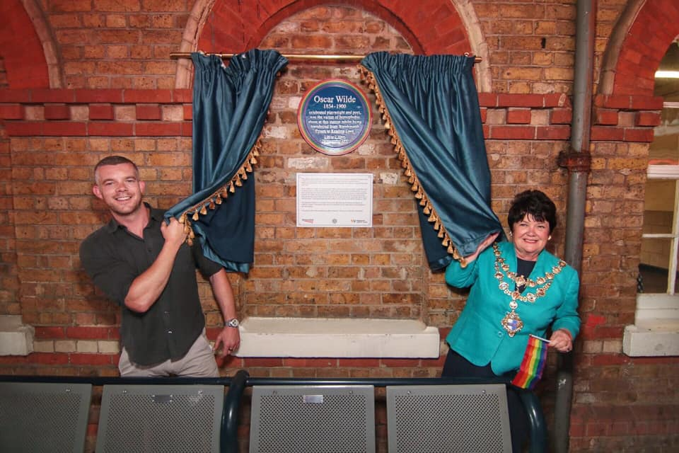 queerwandsworth's tweet photo. 1 Year ago today the Mayor of Wandsworth &amp; Russell Tovey unveiled our #RainbowPlaque for #OscarWilde on Platform 10 of Clapham Junction. 

Have you been to seen it yet? 

We're currently working behind the scenes on our next Plaque which will mark a seminal British LGBT Movie 🧺 https://t.co/7zOl9YIV6F