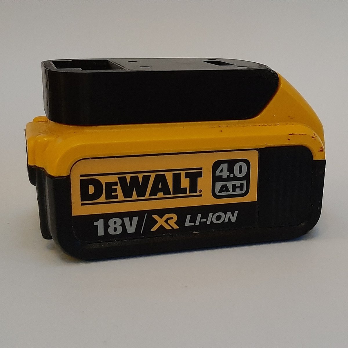 somtek3d's tweet photo. This is a #3Dprinted #DeWalt 18V battery holder. This battery holder can be mounted in a van or shop to store your DeWalt batteries when they aren't in use. 
We also sell #Mikita, #Milwaukee, and #Bosch Battery holders for power tools.
https://t.co/gzhXWuyA55 https://t.co/tsNaY5ht8d
