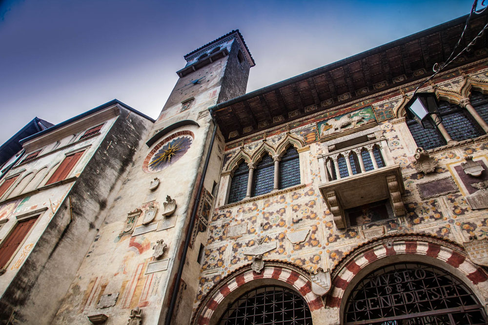 Passeggiando per #Serravalle di #VittorioVeneto noterete l’antico Palazzo della Comunità. La torre civica è abbellita con due quadranti d’orologio: quello inferiore è fra i più antichi d'Italia e d'Europa bit.ly/32JJZ9u 

#VisitVeneto